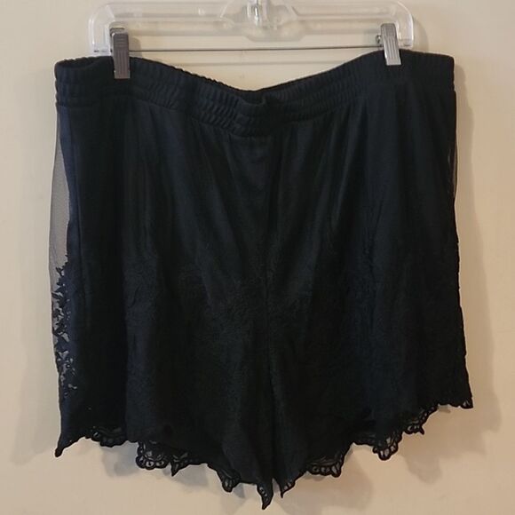 Georgeous Torrid lace shorts size 2 - Picture 1 of 6